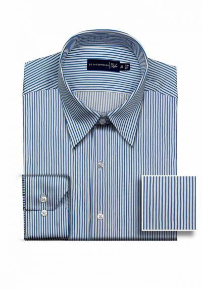 Camisa estilo casual para hombre silueta slim fit color blanco con diseño de rayas azules.