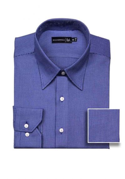 Camisa estilo casual para hombre silueta slim fit color azul con diseño blanco.