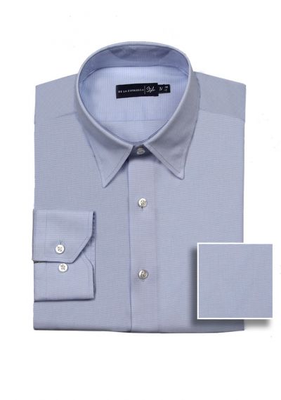 Camisa estilo casual para hombre silueta slim fit color azul con estampado blanco.