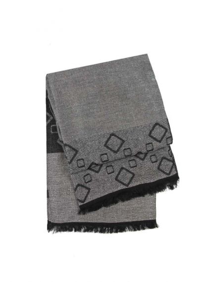 Bufanda negra con diseño cuadrados grises