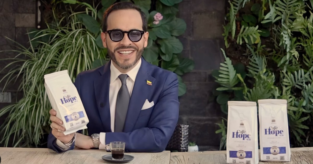 Abelardo De La Espriella promociona el café Hope, con el que ayuda a perritos y gatitos abandonados en Colombia